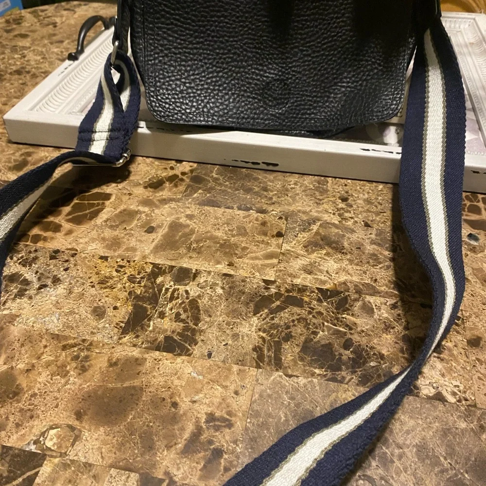 Stylish Black Crossbody Bag - Picture 3 of 3